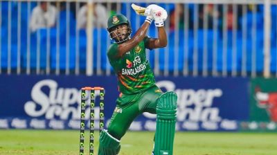 ছক্কা মারতে গিয়ে আউট জাকের