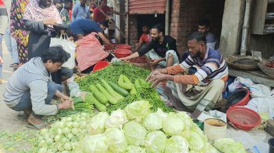 ১০ টাকায় ডেকে ডেকে বিক্রি হচ্ছে সবজি