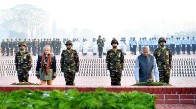 জাতীয় স্মৃতিসৌধে বীর শহীদদের প্রতি প্রধান উপদেষ্টার শ্রদ্ধা