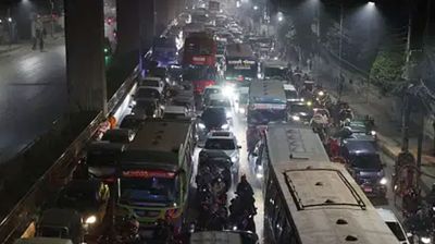 ঢাকা বিশ্ববিদ্যালয় এলাকায় হঠাৎ তল্লাশি চৌকি, মানুষের ভোগান্তি