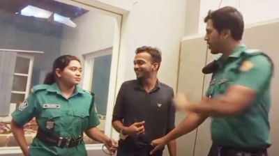 নারী পুলিশের দিকে তাকিয়ে আসামির হাসি, রহস্য উন্মোচন