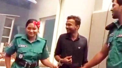 নারী পুলিশের দিকে তাকিয়ে আসামির হাসি, যা জানা গেলো