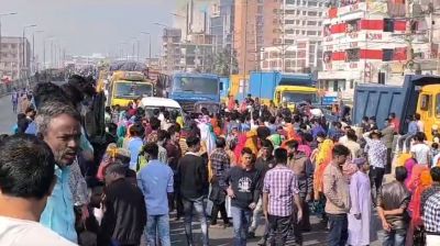 কারখানা খুলে দেয়ার দাবিতে ঢাকা-টাঙ্গাইল মহাসড়ক অবরোধ