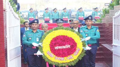 রাজারবাগ পুলিশ স্মৃতিসৌধে স্বরাষ্ট্র উপদেষ্টার শ্রদ্ধা নিবেদন 