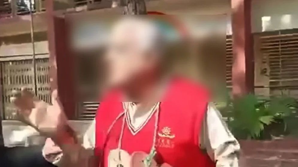 মুক্তিযোদ্ধার গলায় জুতার মালা, শত কোটি টাকার মানহানি মামলা