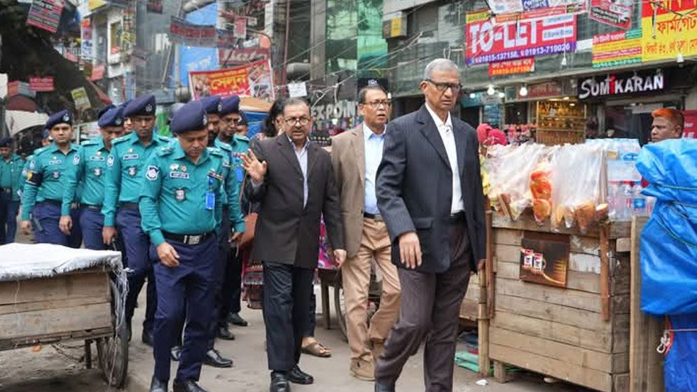 শৃঙ্খলা ফেরাতে ঢাকার ফুটপাতে সরকারের সর্বোচ্চ স্তরের কর্মকর্তারা