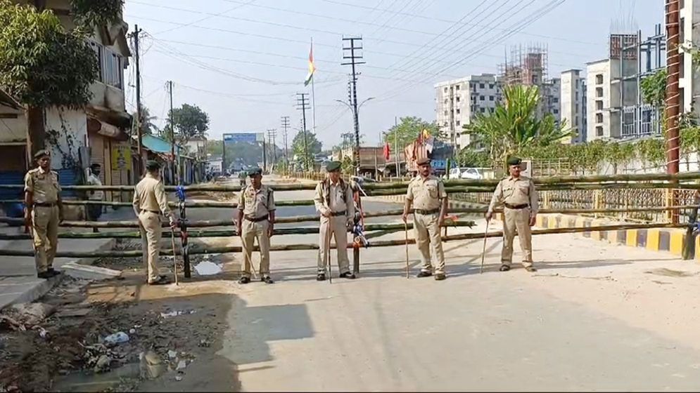 বাংলাদেশিদের জন্য বন্ধ ত্রিপুরার হোটেল, সড়কে বাঁশের বেড়া