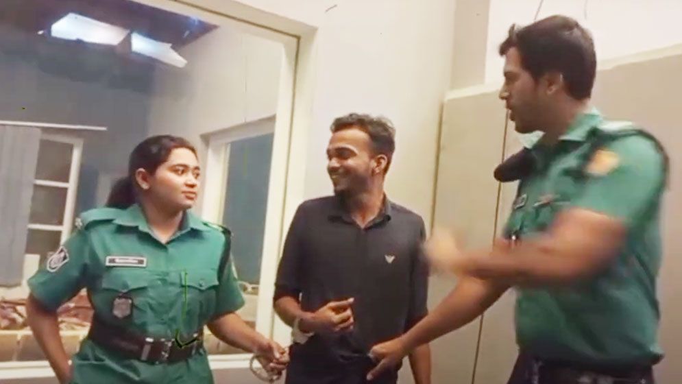 নারী পুলিশের দিকে তাকিয়ে আসামির হাসি, রহস্য উন্মোচন
