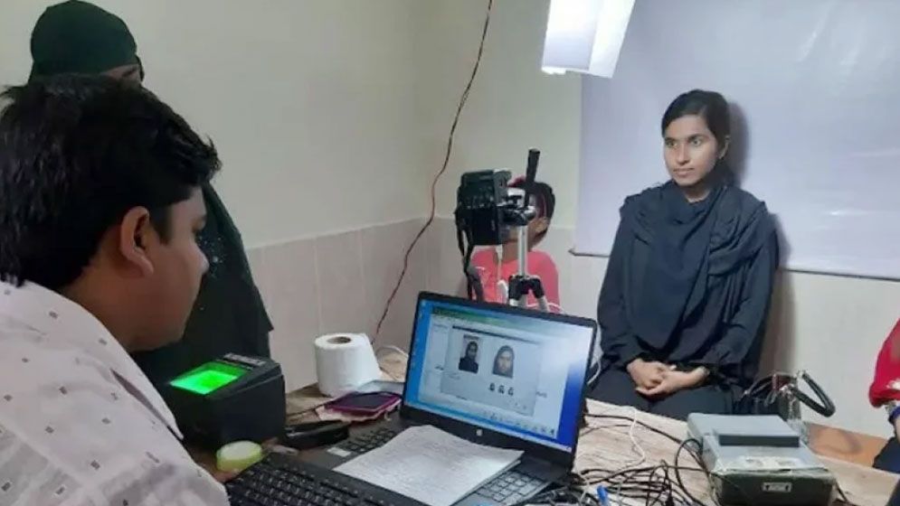 ‘ভোটার হওয়ার বয়স ১৭’, বিশ্লেষকরা যা বলছেন