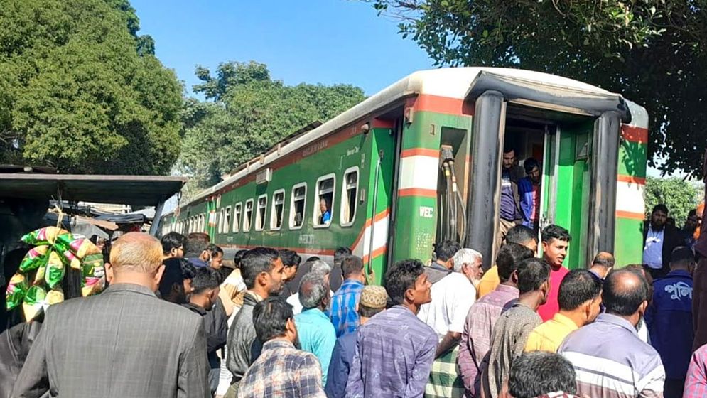 যাত্রীসহ বগি ফেলে চলে গেলো ট্রেন