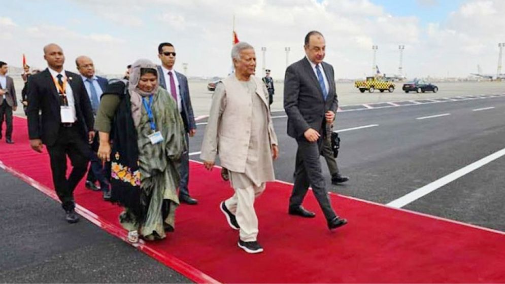 মিশরে পৌঁছেছেন প্রধান উপদেষ্টা