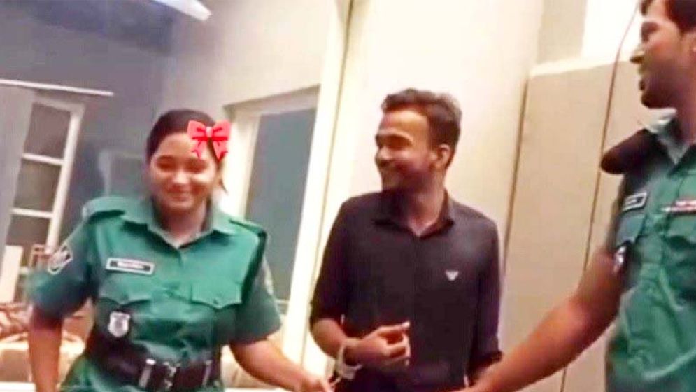 নারী পুলিশের দিকে তাকিয়ে আসামির হাসি, যা জানা গেলো