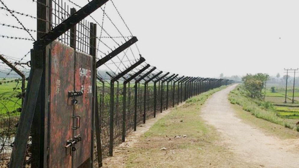 বাংলাদেশে প্রবেশের সময় ভারতীয়সহ আটক ৩