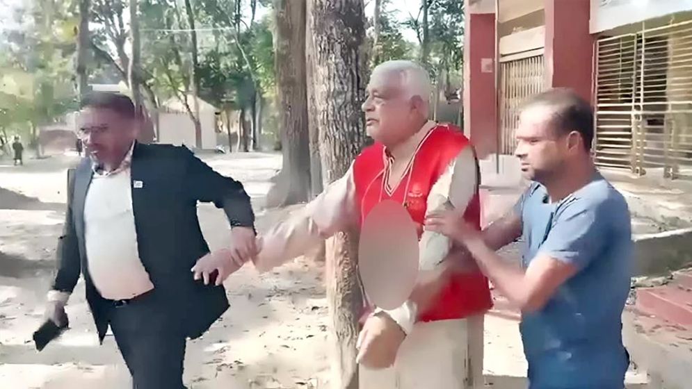 গলায় জুতার মালা, এলাকা ছাড়লেন সেই বীর মুক্তিযোদ্ধা