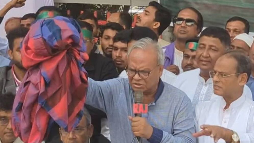 আগরতলায় হাইকমিশনে হামলা, ভারতীয় শাড়ি পোড়ালেন ক্ষুব্ধ রিজভী