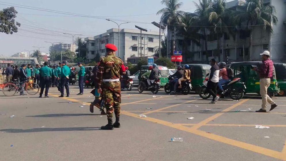 দাবি মানার আশ্বাসে সড়ক ছেড়েছেন চাকরিচ্যুত সশস্ত্র বাহিনীর সদস্যরা