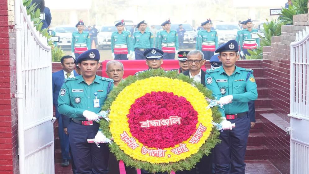 রাজারবাগ পুলিশ স্মৃতিসৌধে স্বরাষ্ট্র উপদেষ্টার শ্রদ্ধা নিবেদন