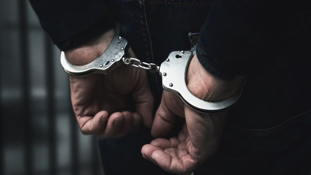 হাতকড়াসহ গ্রেপ্তার আওয়ামী লীগ নেতাকে ছিনিয়ে নেন নেতাকর্মীরা