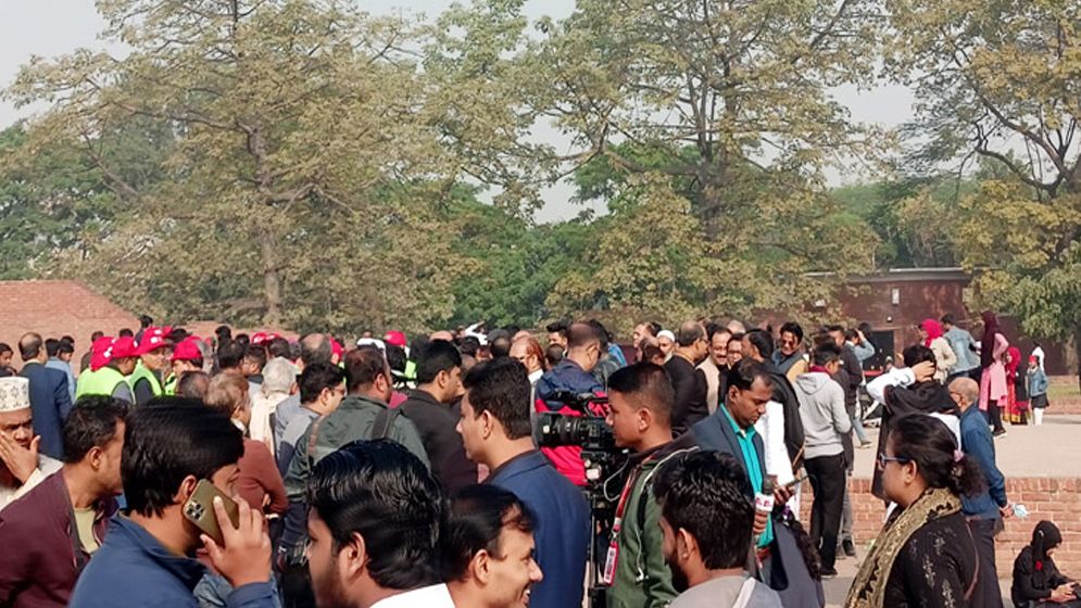 বধ্যভূমি স্মৃতিসৌধে হাজারো মানুষের ঢল