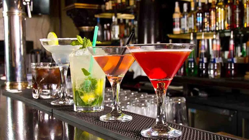 যে কারণে উপহার দিয়ে বিতর্কে পুণের বার