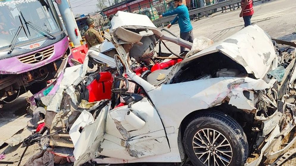 ঢাকা-মাওয়ায় প্রাইভেটকারে বাসের ধাক্কায় নিহত ৫