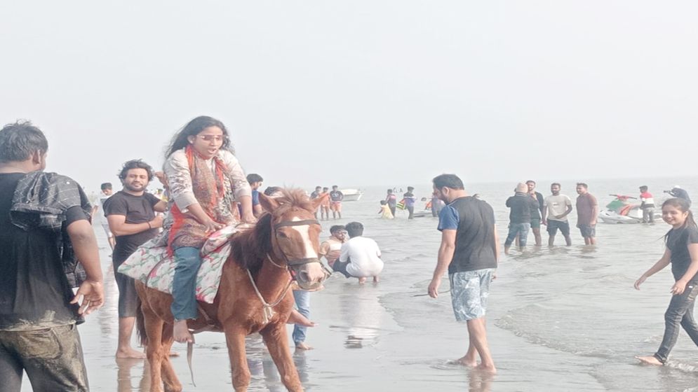 বছরের প্রথম সূর্যোদয়ে কুয়াকাটা সমুদ্র সৈকতে পর্যটকদের ভিড়