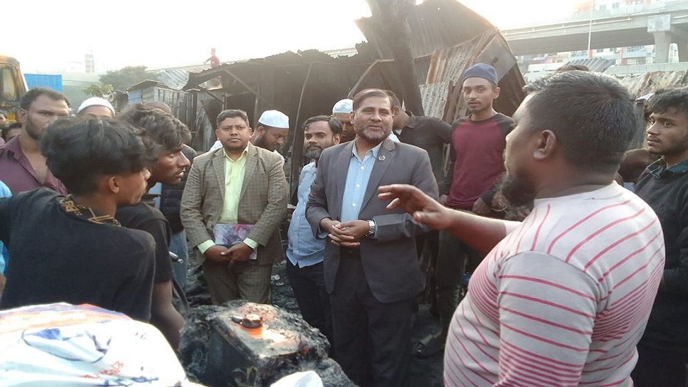 পুড়ে যাওয়া তেজগাঁও ট্রাক স্ট্যান্ড এলাকা পরিদর্শন করলেন জামায়াত নেতারা