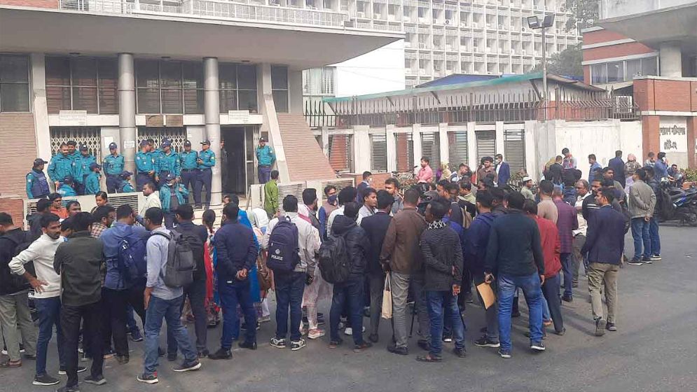 ৪৩তম বিসিএসে বাদ পড়া প্রার্থীদের সচিবালয়ে অবস্থান, জনপ্রশাসন সচিবের কাছে আবেদন