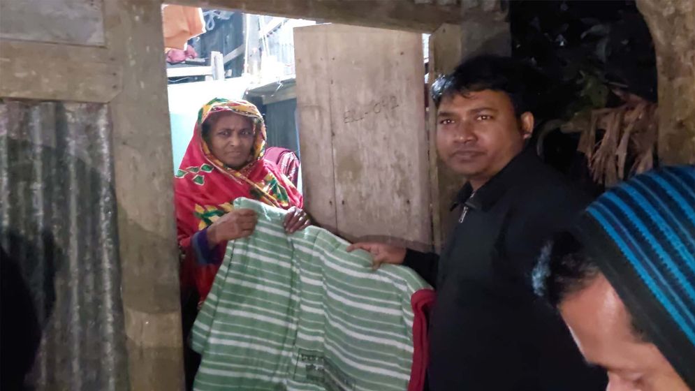 শীতার্তদের কম্বল দিয়ে প্রশংসায় ভাসছেন ইউএনও
