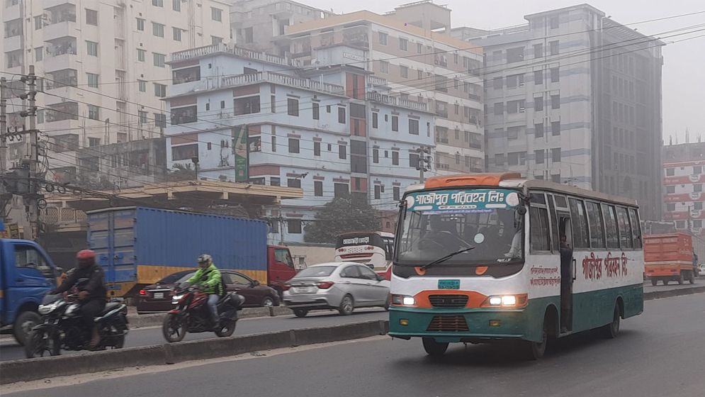রাজধানীতে ঘন কুয়াশা, গাড়ি চলছে হেডলাইট জ্বালিয়ে