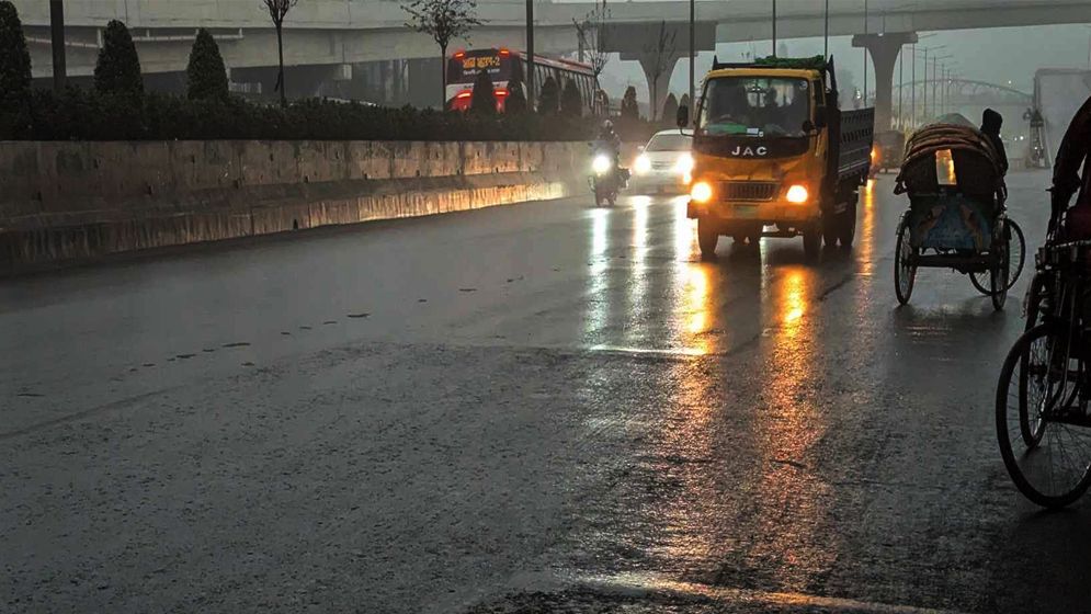 বৃষ্টির মতো কুয়াশা ঝরছে রাজধানীতে, গাড়ি চলছে হেডলাইট জ্বালিয়ে 