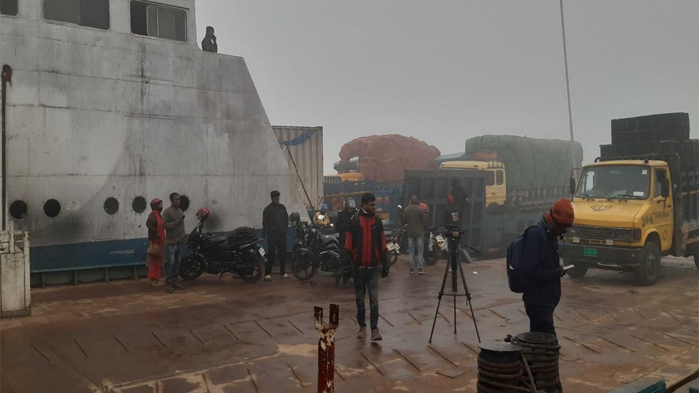 ঘন কুয়াশায় মানিকগঞ্জে বন্ধ ফেরি চলাচল