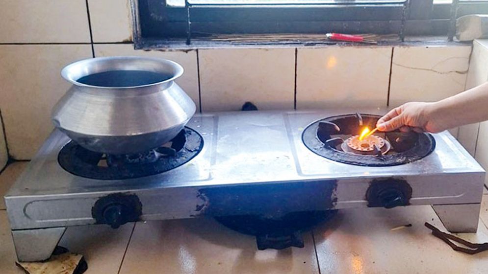 জ্বলছে না গ্যাসের চুলা, বাসাবাড়িতে রান্নায় ভোগান্তি