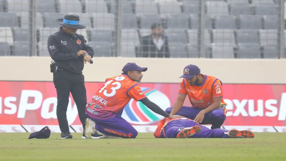 স্ট্রেচারে করে মাঠ ছাড়লেন সাব্বির
