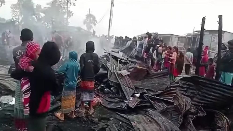শর্টসার্কিটের আগুনে পুড়ে ছাই ১১ দোকান