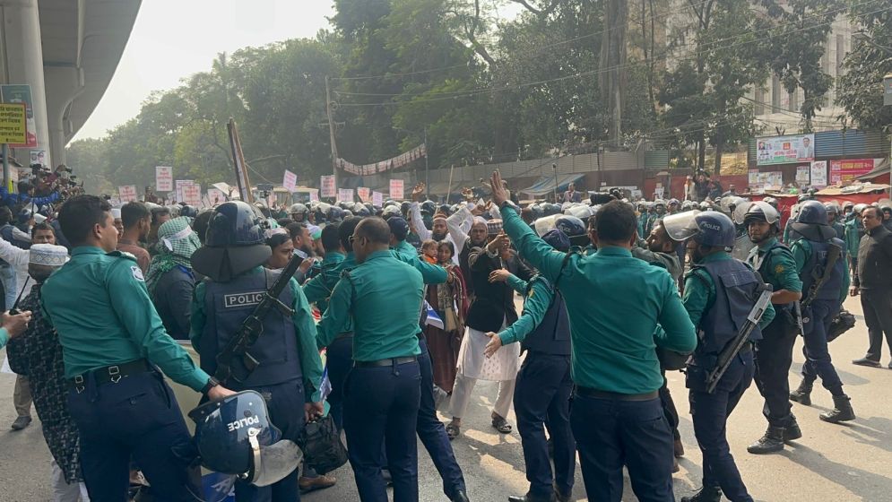 শাহবাগে ইবতেদায়ি শিক্ষকদের আন্দোলনে জলকামান-সাউন্ড গ্রেনেড নিক্ষেপ