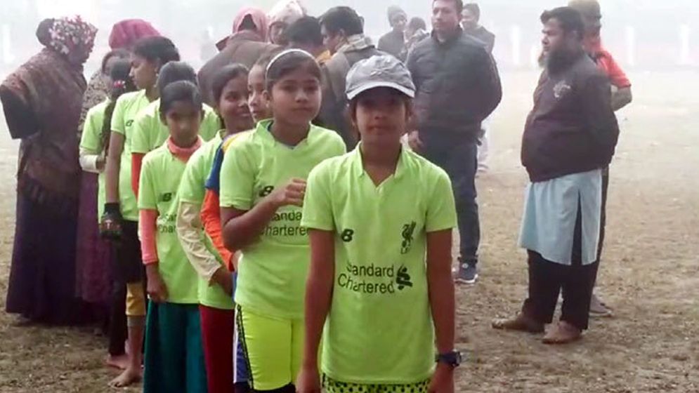 ডিসির অপেক্ষায় কনকনে শীতে সাড়ে ৩ ঘণ্টা দাঁড়িয়ে থাকলো শতাধিক শিশু