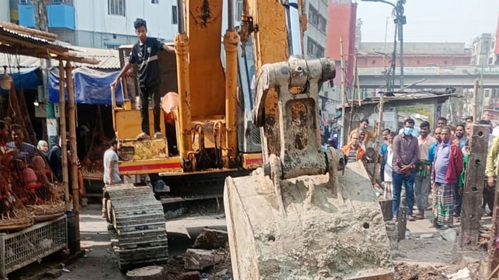 মালিবাগে রেলের অবৈধ দুই শতাধিক স্থাপনা উচ্ছেদ