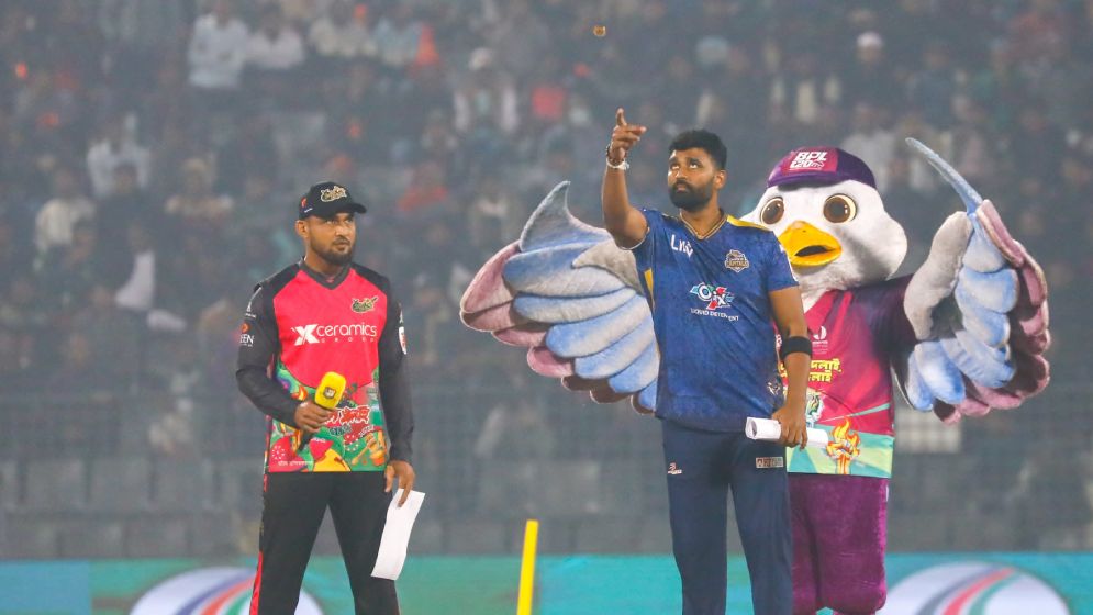 জয়ের প্রত্যাশা নিয়ে টস জিতে ব্যাটিংয়ে ঢাকা