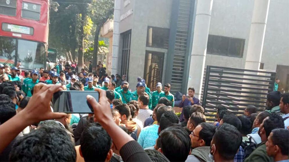 বকেয়া বেতনের দাবিতে রেল ভবনের সামনে গেটকিপারদের অবস্থান