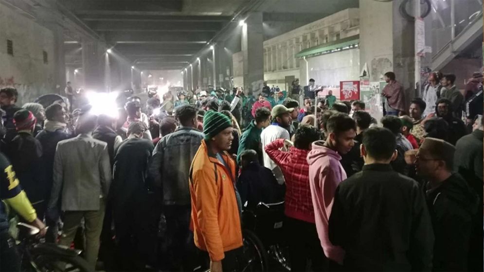 শাহবাগে গণঅভ্যুত্থানে আহতদের সড়ক অবরোধ