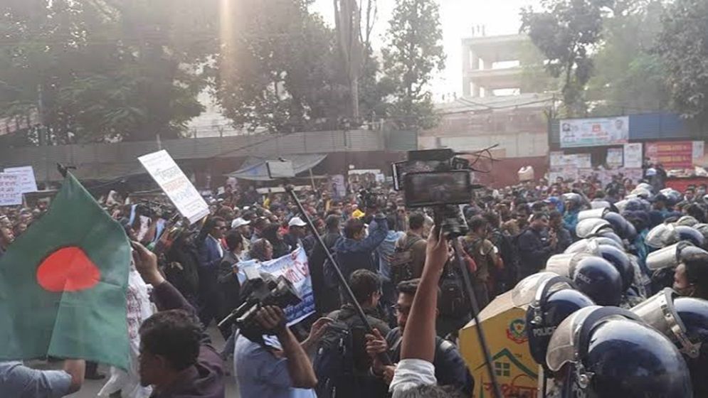 পুলিশের বাধায় শাহবাগে আটকে গেলো শিক্ষকদের মিছিল