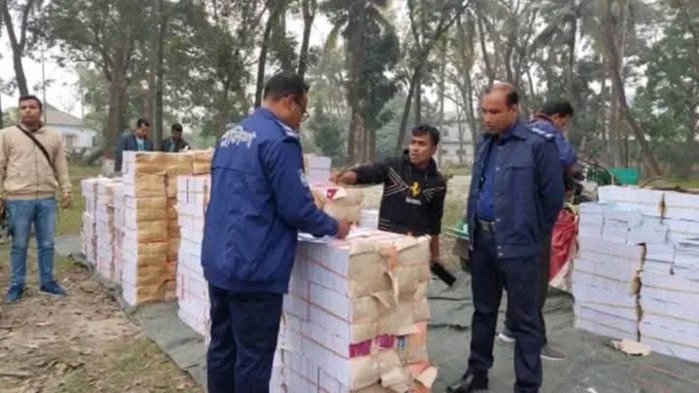 শেরপুরে পাচারকালে ট্রাক ভর্তি সরকারি বই জব্দ, আটক ১
