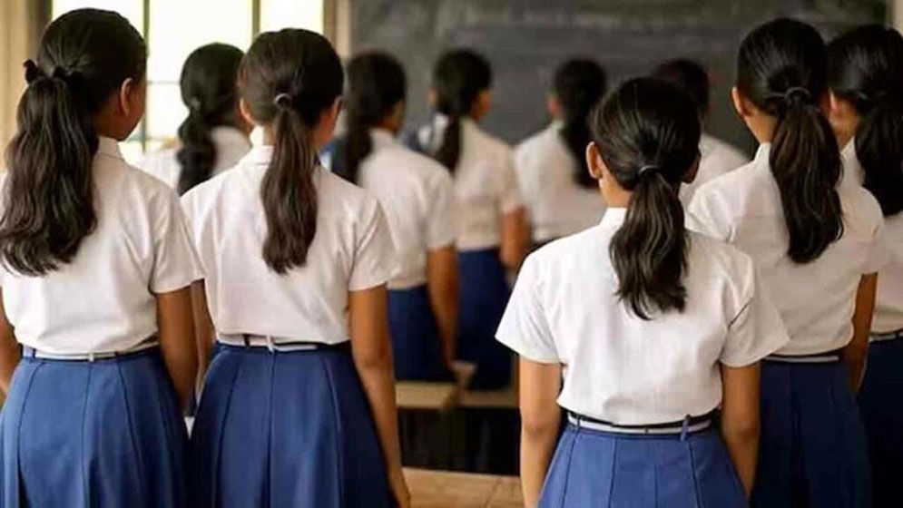 শার্ট ছাড়া ছাত্রীদের বাড়ি পাঠালেন অধ্যক্ষ