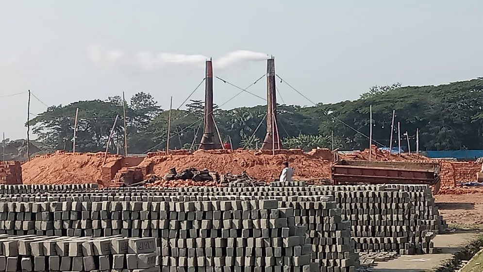 নোয়াখালীতে অবৈধ ইটভাটায় পরিবেশ বিপর্যয়, রহস্যময় ভূমিকায় প্রশাসন