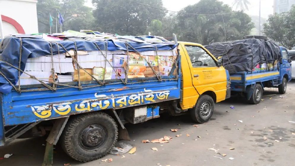 বিনামূল্যে বিতরণের দুই ট্রাক বই জব্দ, আটক ২