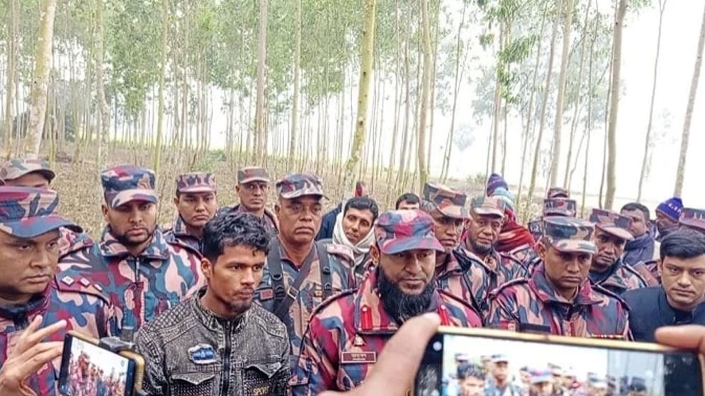 দিনাজপুরে বিএসএফ বাংলাদেশি কৃষককে ধরায় ভারতীয়কে ধরলো স্থানীয়রা