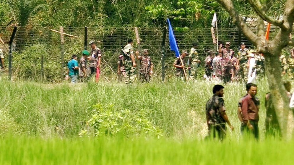 বিএসএফকে কাঁটাতারের বেড়া দিতে বাধা বিজিবির, সীমান্তে উত্তেজনা