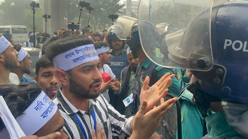কারওয়ান বাজারে আন্দোলনকারীদের সঙ্গে পুলিশের হাতাহাতি