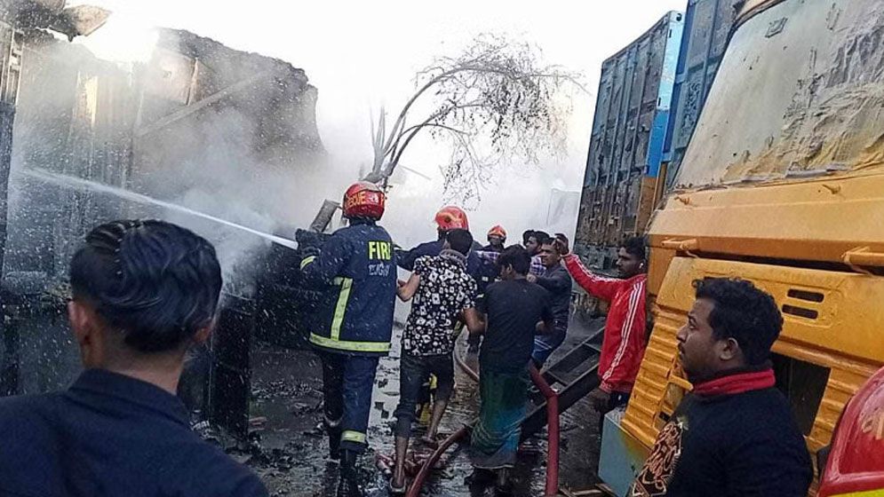 তেজগাঁওয়ের ট্রাকস্ট্যান্ডের আগুন নিয়ন্ত্রণে, পুড়লো ৬ ট্রাক